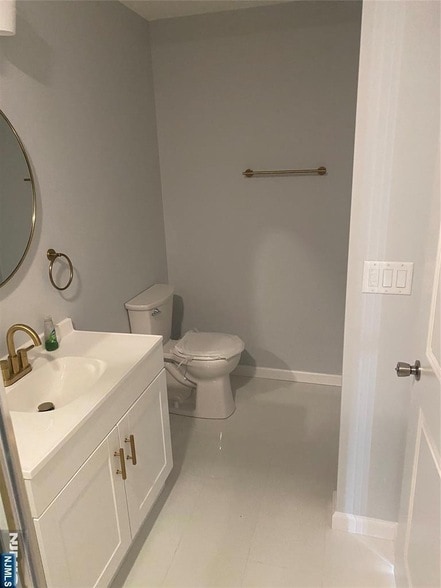 Building Photo - 733 Anderson Ave