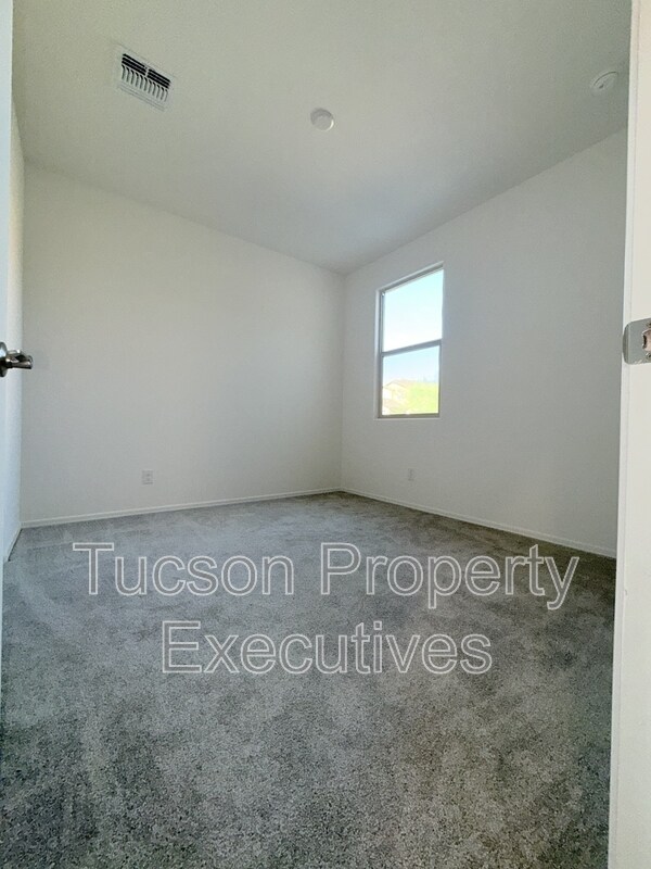 Building Photo - 9329 N Peridot Vis Ave