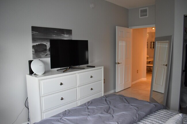 Building Photo - 3020 Alcazar Pl