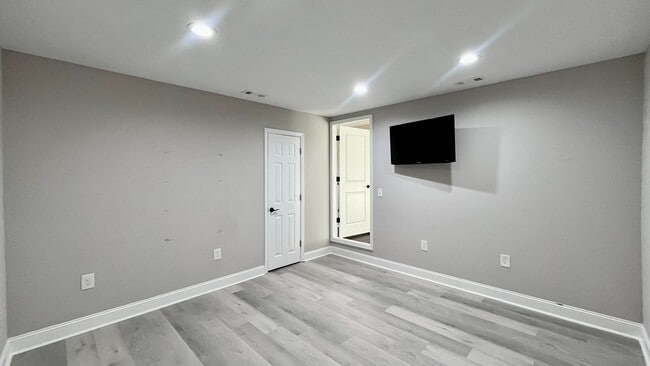 Building Photo - 1016 N Sharon Amity Rd