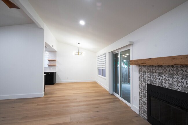 Building Photo - 1011 Bodgers Dr