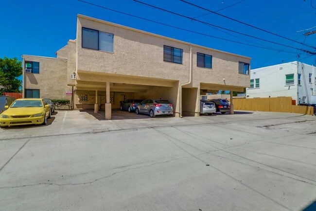 Building Photo - Stunning 2 bed 2 bath top floor condo in gated community with 2 covered parking spaces!