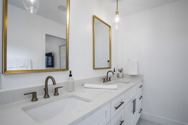 Building Photo - 2001 Wychwood Dr