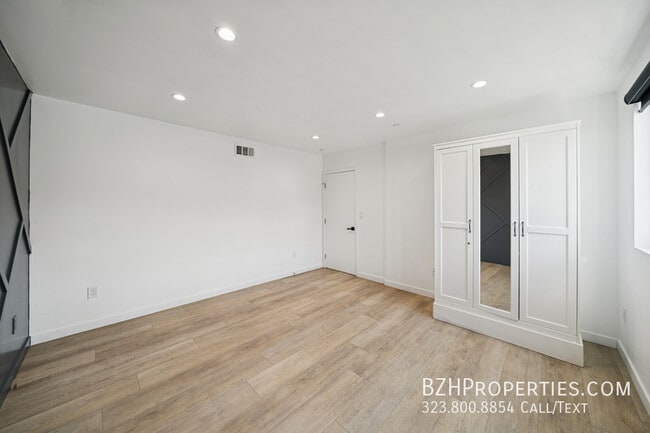 Building Photo - 835 N Harvard Blvd