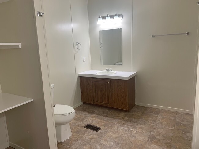 Building Photo - 915 Boulder Bluff