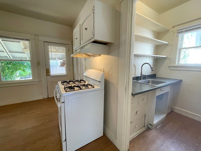 Building Photo - Central NE House with Basement, Hardwood F...
