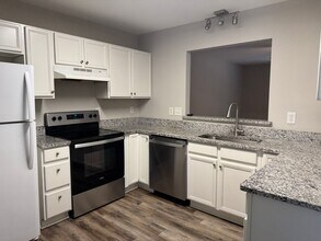 Building Photo - Three Bedroom Townhouse in Sherrills Ford