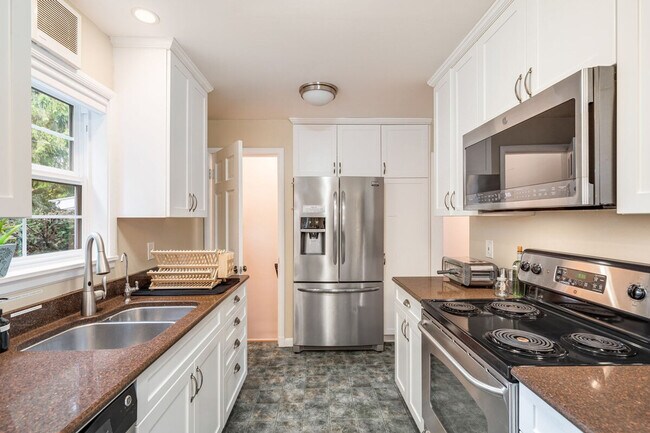 Building Photo - 3177 NE 84th St