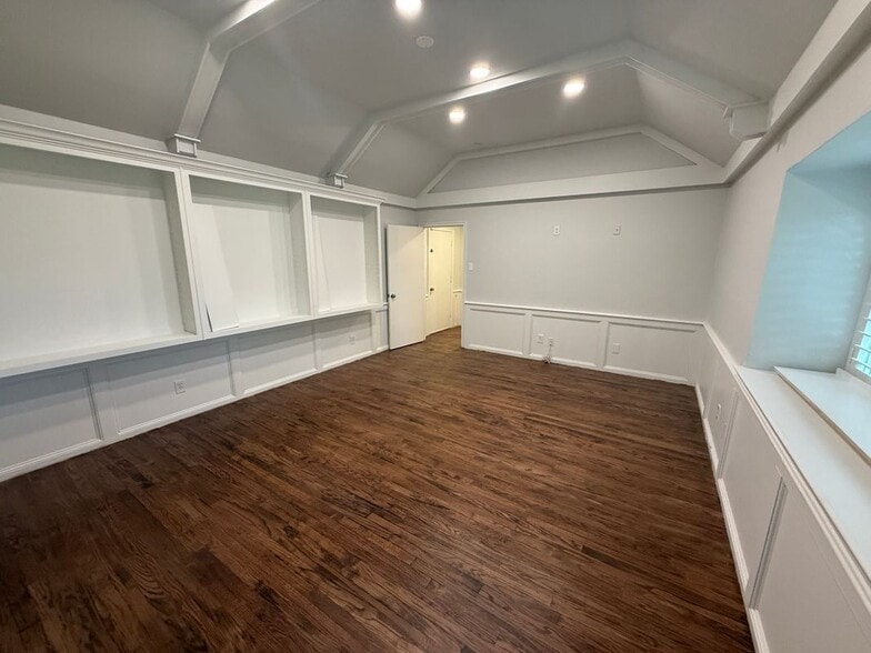 Building Photo - 6911 Gateridge Dr