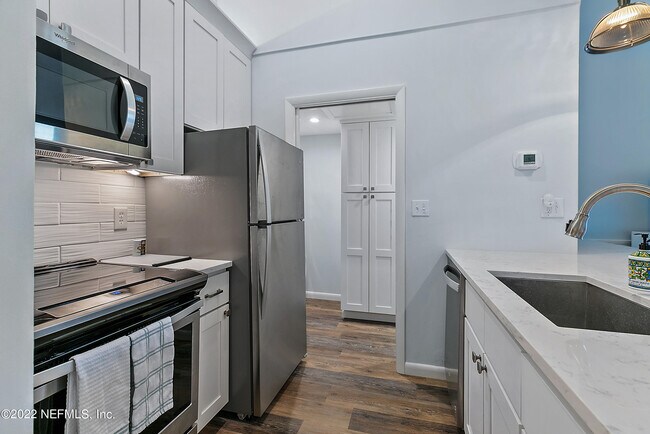 Building Photo - 649 Summer Pl