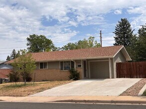 Building Photo - 3 BR bright, sunny, well-maintained house with large fenced yard and attached garage.