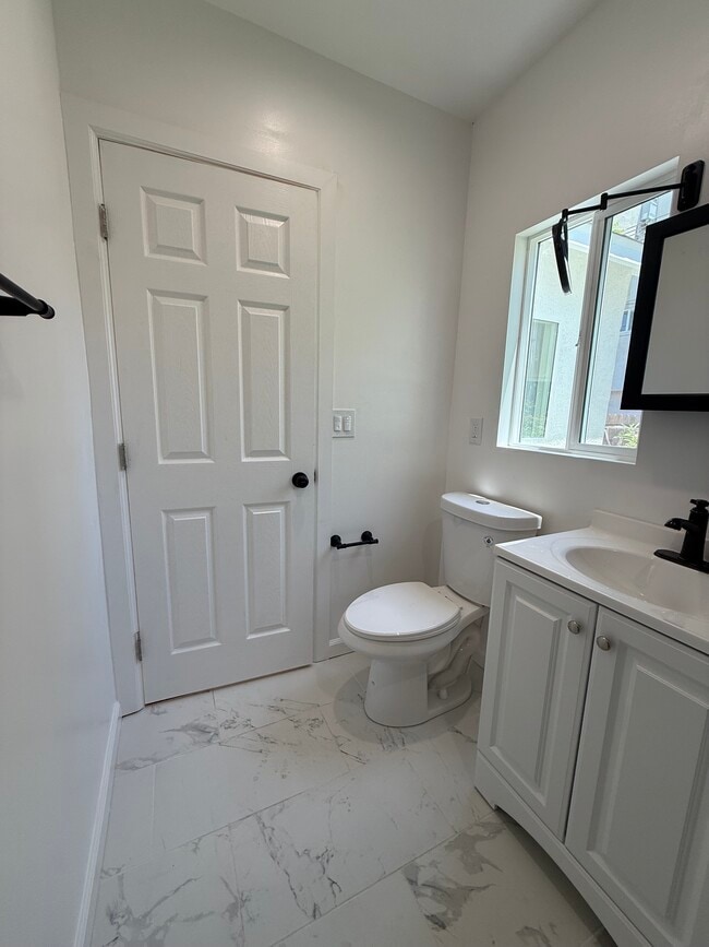 Building Photo - 762 1/2 N Ridgewood Pl