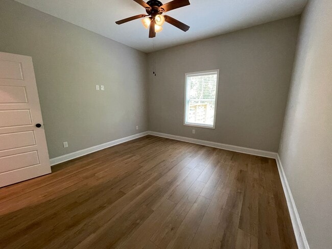 Building Photo - Amazing 5 Bedroom Craftsman-Style Home in Martinez!