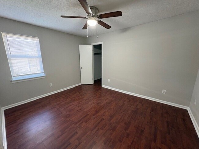 Building Photo - 3909 Almon Dr