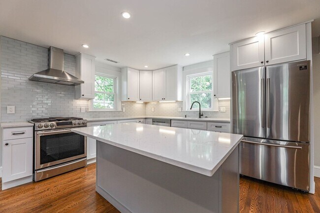 Building Photo - Modern 4bed 3 Bath with 3 parking