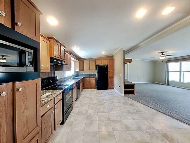 Building Photo - Fabulous ranch home on 1/2 acre.