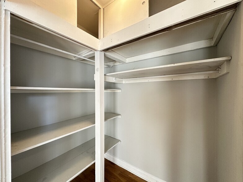 Building Photo - 516 W Melrose St