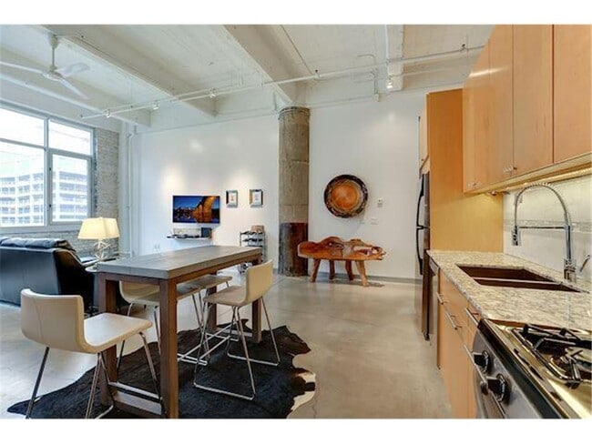 Building Photo - 700 N Washington Ave