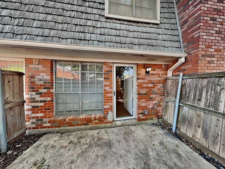 Building Photo - 931 Roaring Springs Rd