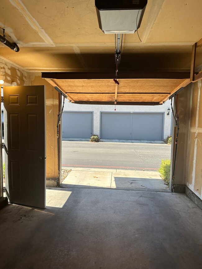 Building Photo - Condo, ready for move-in!