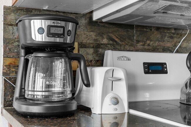 Building Photo - 202 70th Ave N