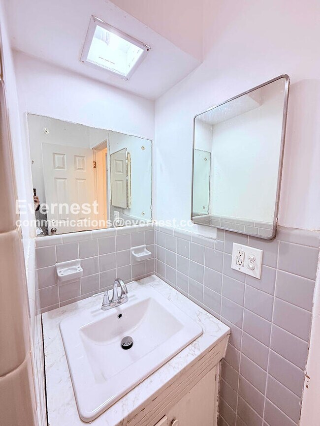 Building Photo - 15601 Schoolcraft Rd