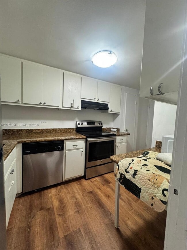 Building Photo - 905 Brickell Bay Dr