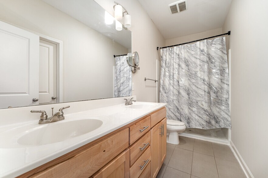 Building Photo - 1915 Fleming Rd