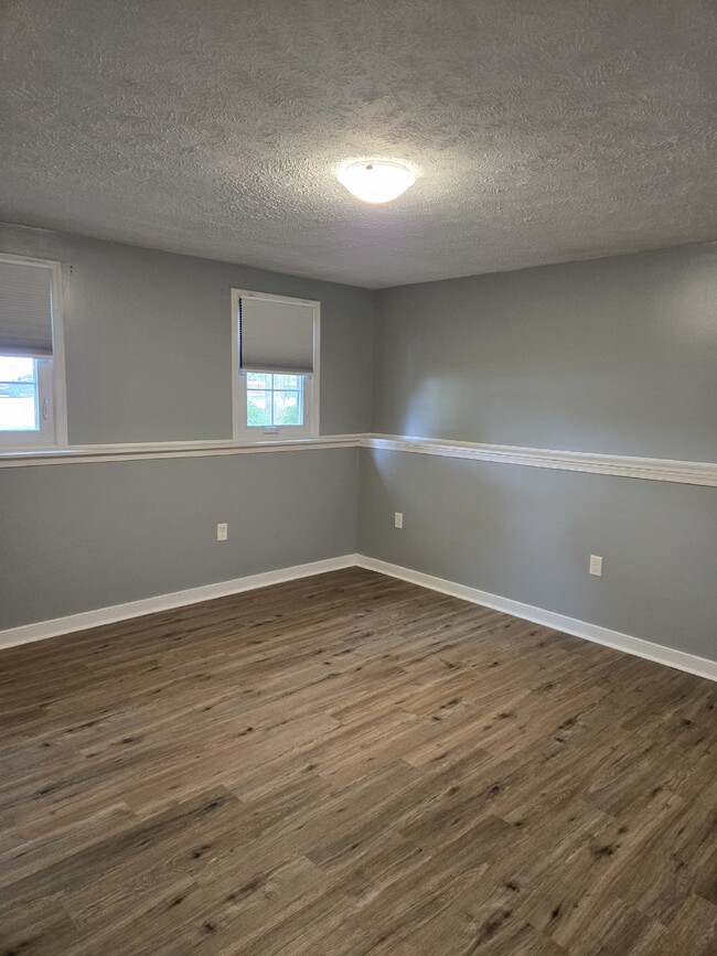 Building Photo - Two Bedroom Condo One level two bedroom co...