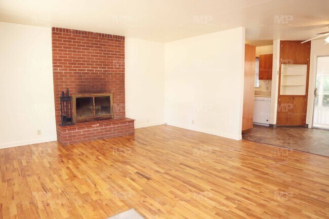 Building Photo - 1024 Glenmoor Dr