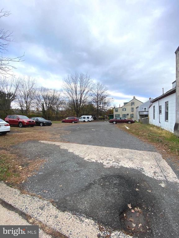 Building Photo - 64 S Evans St