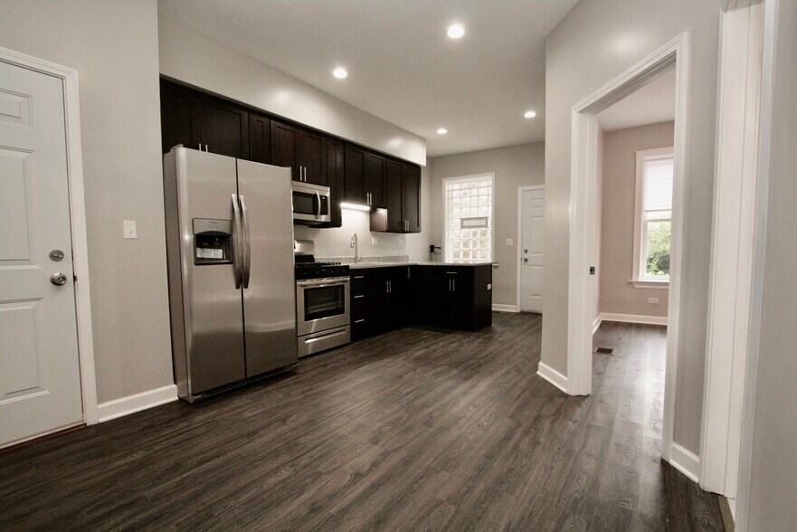 Building Photo - 1406 E 69th Pl
