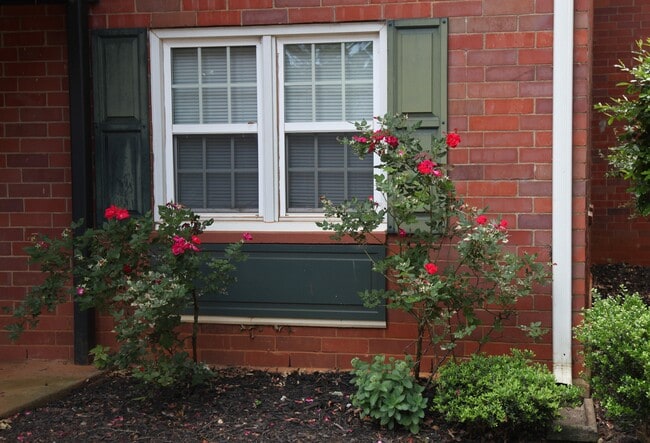 Building Photo - 105 Roosevelt Ave