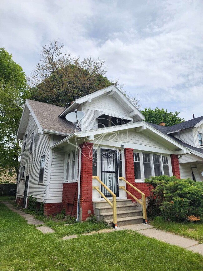 Building Photo - Spacious 3 bed 1 bath 2 story home with