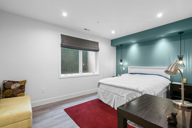 Building Photo - 5 Bed 4.5 Bath - Bethesda Contemporary Home