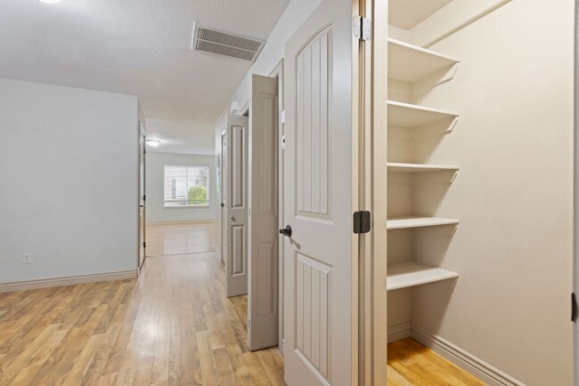 Building Photo - DARLING - 2 Bed 1.5 Bath Townhome in the M...