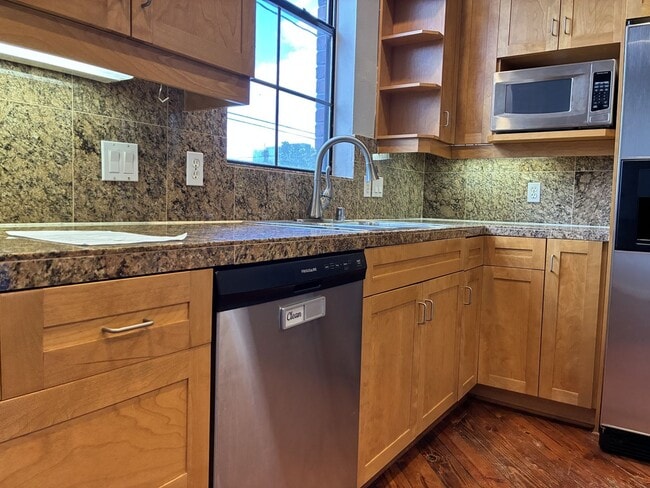 Building Photo - 1000 Columbus St