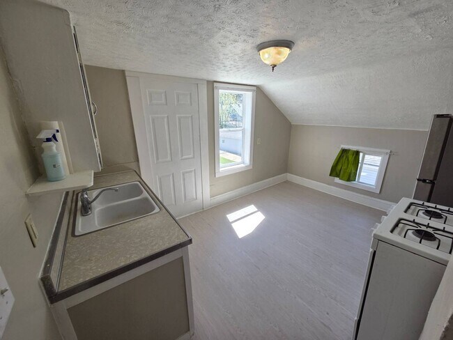 Building Photo - 3027 Fortune Ave