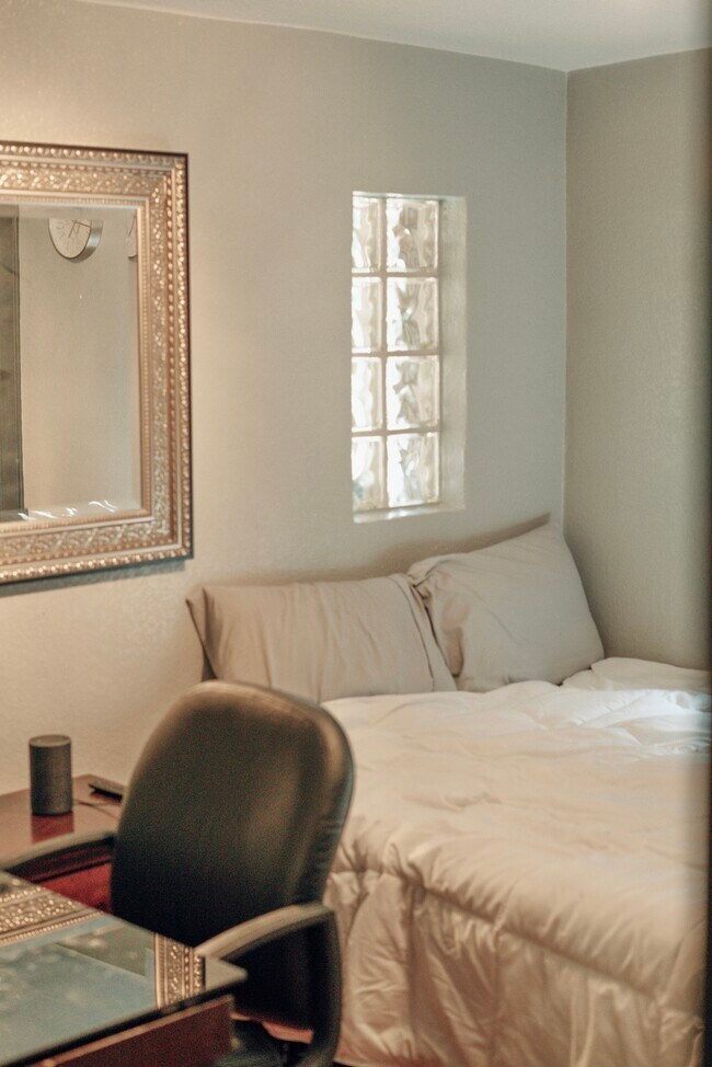 Building Photo - 1330 Kipling St