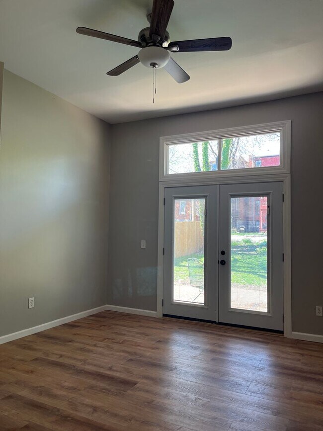 Building Photo - 2 Bedroom/1 Bath in Soulard - Washer+Dryer in Unit!
