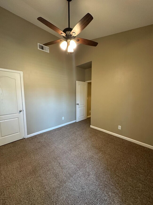 Building Photo - 2136 E Turnberry Ave