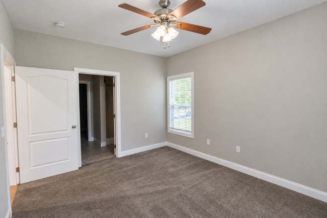 Building Photo - 1566 Lake Villa Cir