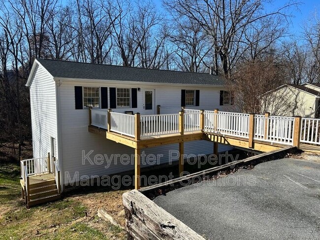 Primary Photo - 17 White Oak Dr