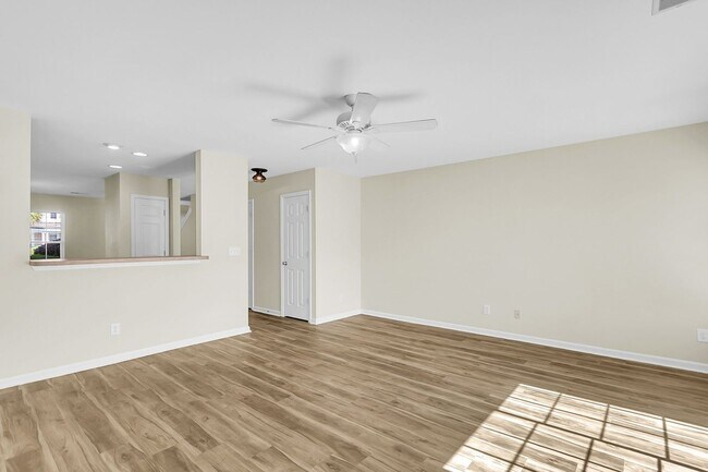 Building Photo - Easy, Modern Comfort in a Prime Charleston Location!