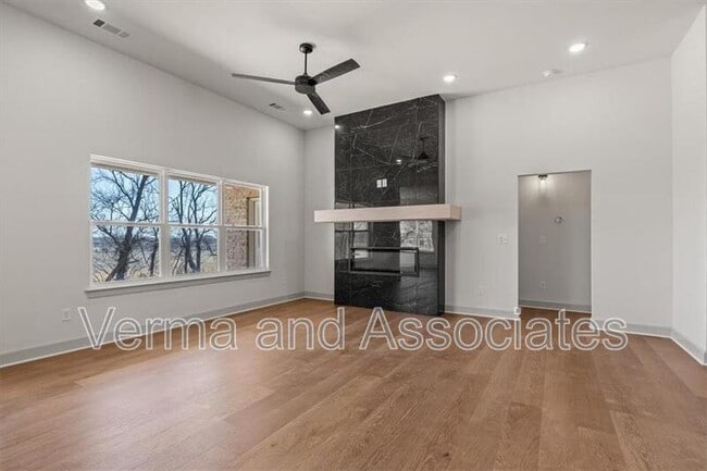Building Photo - 1050 Whistler St