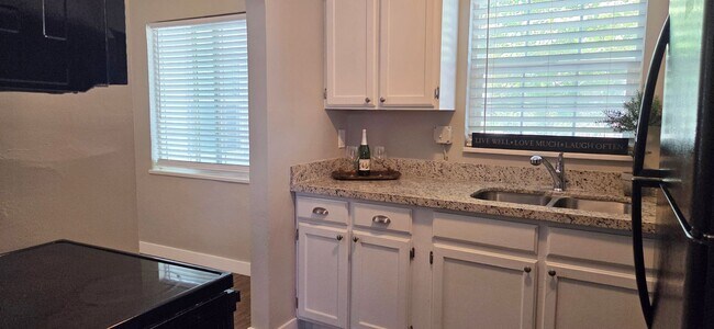 Building Photo - Convenient Sugar House Apartment for Rent!