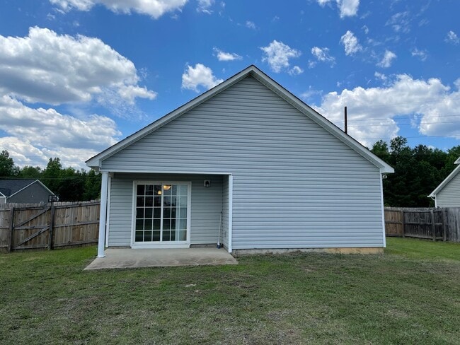 Building Photo - Charming 3 Bed 2 Bath Raeford Home with Fenced Backyard