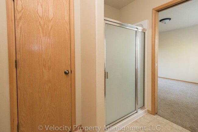 Building Photo - Light and bright 3 bedroom, 2 bath home - 1 dog considered!