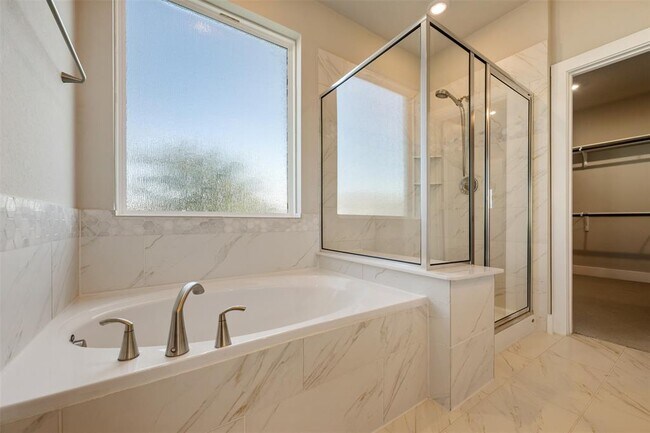 Building Photo - 2104 Prairie Oaks Dr