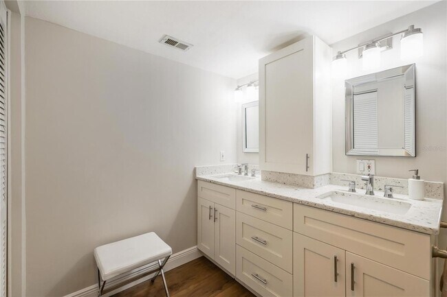 Building Photo - 1500 Park Beach Cir